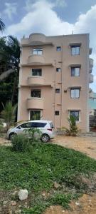 une voiture garée devant un immeuble dans l'établissement Zlaal Lounge, à Watamu