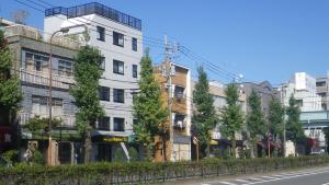 una fila de edificios al lado de una calle en B&B Nagomi en Tokio