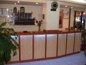 eine Bar in einem Restaurant mit einem Tresen in der Unterkunft Elite Hotel in Athen