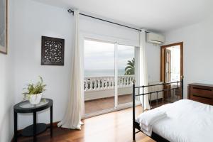 En eller flere senge i et værelse på Exclusive Villa with Private Pool in Sitges