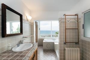 Et badeværelse på Exclusive Villa with Private Pool in Sitges + 39 billeder