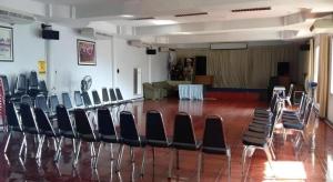 um quarto com um monte de cadeiras em Rim Kaeng resort em Kaeng Kachan