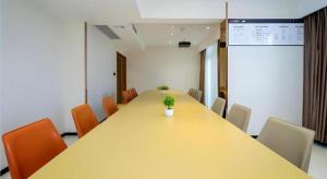 ein Konferenzraum mit einem langen Tisch und Stühlen in der Unterkunft City Comfort Inn Chongqing Jiangbei Airport T3 Terminal in Chongqing