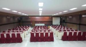 ein leerer Raum mit roten und weißen Stühlen in einem Zimmer in der Unterkunft Athaya Hotel Kendari in Pipulu