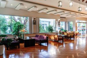 un soggiorno con sedie, tavoli e finestre di Sao Mai Phu My Resort a Phú Mỹ