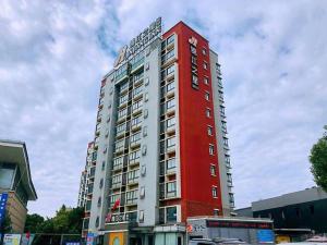 un edificio rosso e bianco con un cartello sopra di Jinjiang Inn Wuhu Fangte Tech Museum Metro Station a Wuhu