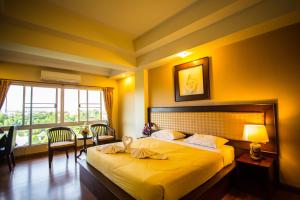 Postel nebo postele na pokoji v ubytování Madina Rayong Hotel