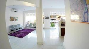 sala de estar con alfombra morada y ventana grande en Hotel Zing Phnom Penh, en Phnom Penh