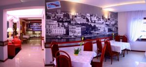 un restaurante con una pintura en blanco y negro en la pared en Hawana Pensjonat & SPA, en Brenna