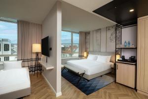 Ένα ή περισσότερα κρεβάτια σε δωμάτιο στο DoubleTree by Hilton Berlin Ku'damm +84 φωτογραφίες