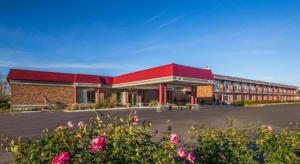 un edificio con tetto rosso e un parcheggio di Red Roof Inn Winchester - Lexington East a Winchester