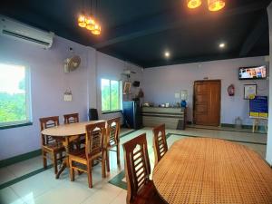 Μια τηλεόραση ή/και κέντρο ψυχαγωγίας στο Chuti Beach Resort