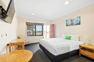 a hotel room with a bed and a table at Comfort Inn Bishops Lodge in Hay +101 photos