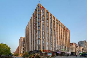 Qilinmenibis Styles Nanjing Qilin Gate Hotel的市中心的一座大型砖砌建筑