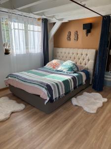 een slaapkamer met een hemelbed bij Belle suite Un petit voyage au calme à 10 mnCV de Béziers entrée indépendante in Béziers