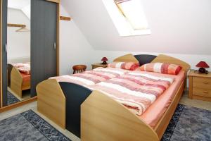 Postel nebo postele na pokoji v ubytování Apartments Jeske, Altenkirchen + 16 fotografií