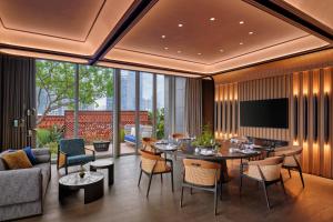 un soggiorno con tavolo e sedie di Hyatt Centric The Ring Chengdu a Chengdu