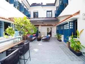 eine Außenterrasse mit blauen Türen und Bänken in der Unterkunft Hotel Soloha @ Chinatown in Singapur