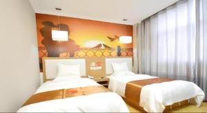 许昌Thank Inn Hotel He'nan Xuchang Railway Station Qiyi Road Caowei Ancient Town的一间有两张床的房间，墙上挂着一幅画
