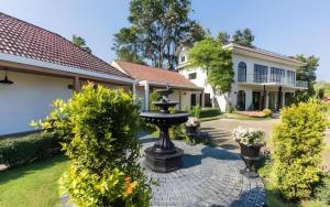 uma casa com uma fonte no meio de um quintal em The Scandic Khao Yai em Ban Khanong Phra Klang (1)