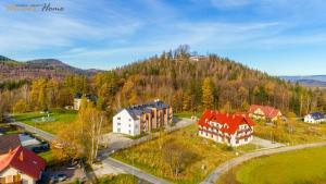 an aerial view of a house in the mountains at Apartamenty Wonder Home z pięknymi widokami na góry, blisko terenów spacerowych i szlaków in Karpacz