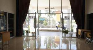 eine leere Lobby mit Glastüren und Topfpflanzen in der Unterkunft OYO 93205 Kusuma Hotel And Convention Hall in Warujayeng