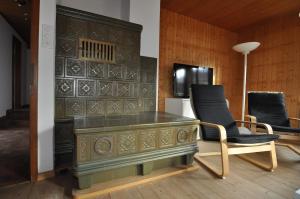 a desk and a chair in a room at Ferienhaus am Sarnersee in Sachseln