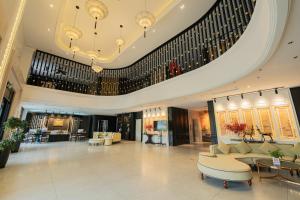 eine große Lobby mit einer großen Orgel an der Decke in der Unterkunft Green Dragon Boutique Hotel in Cẩm Phả