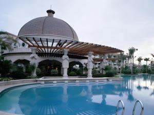 ein großes Schwimmbad vor einem Gebäude in der Unterkunft Country Garden Phoenix Hotel Changsha in Xingsha