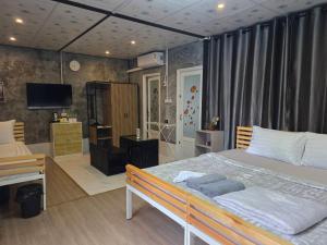 Μια τηλεόραση ή/και κέντρο ψυχαγωγίας στο Riverside Khao Yai