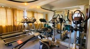 uma academia com várias esteiras e aparelhos elípticos em Hotel Tower Inn, Chittagong em Chittagong Port