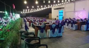 um salão de banquetes com mesas, cadeiras e luzes em Hotel Tower Inn, Chittagong em Chittagong Port mais 143 fotografias