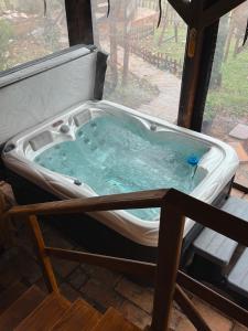 Malo SredišteにあるCasa Rustic 2の窓際に置かれたジャグジー浴槽