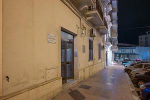 Adua Luxury Apartment في تارانتو: شارع فاضي في مدينه بالليل