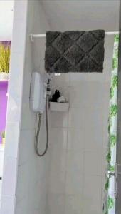 O baie la Spacious 4-bedroom house in lovely Wexford with WiFi +17 fotografii