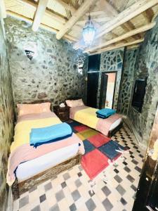 Un pat sau paturi într-o cameră la riad dar imlil