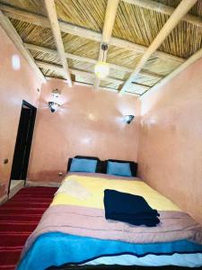 Un pat sau paturi într-o cameră la riad dar imlil