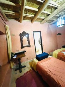 Un pat sau paturi într-o cameră la riad dar imlil +4 fotografii