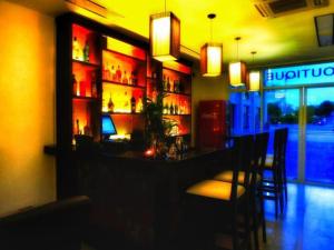 eine Bar in einem Restaurant mit Stühlen und Lichtern in der Unterkunft V Boutique Hotel @ Koh Pich in Phnom Penh