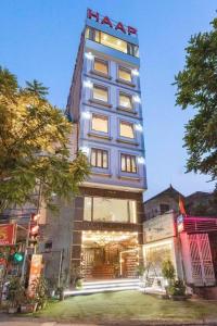 Un palazzo alto con un cartello sopra. di Viet Village Hotel a Noi Bai