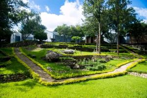 Κήπος έξω από το La Vie Guest Lodge by Embiem