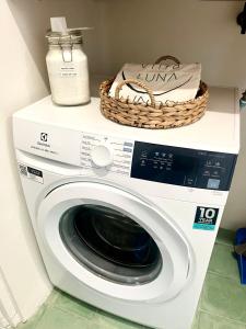 eine Waschmaschine mit einem Korb darauf in der Unterkunft Villa Luna - Gili Air in Gili Air