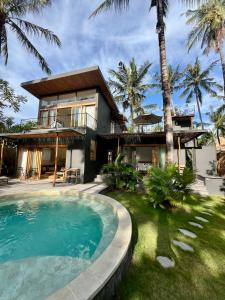 ein Haus mit einem Swimmingpool vor dem Haus in der Unterkunft Villa Luna - Gili Air in Gili Air + 83 Fotos
