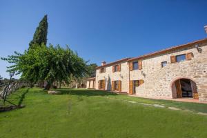 コルトーナにあるTenuta Angelici Winery Agriturismo Henni with pool sauna and jacuzzi Cortonaの大石造りの建物