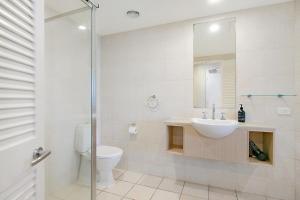 Ένα μπάνιο στο Standard Hotel Room - Mantra Salt Beach by uHoliday +3 φωτογραφίες