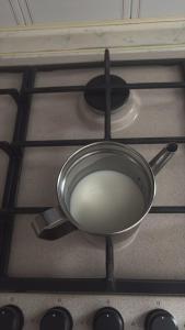 een pot op een fornuis bij 87 Apt in Bologna