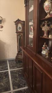 een kamer met een staande klok in de hoek bij 87 Apt in Bologna