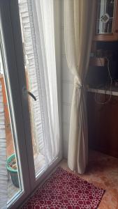 een deur met een raam en een mat ervoor bij 87 Apt in Bologna