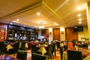 A restaurant or other place to eat at Madina Rayong Hotel