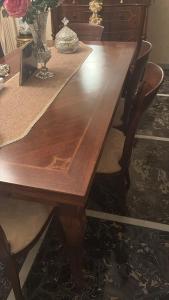 een houten tafel met twee stoelen eromheen bij 87 Apt in Bologna +1 foto